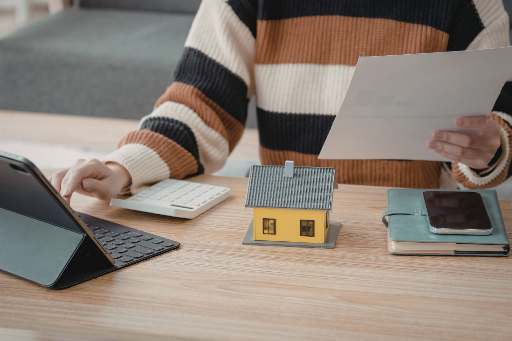 Homeowner calculating mortgage repayments after RBA cash rate rise in Australia